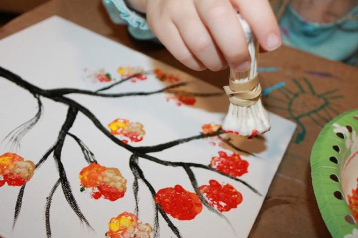 Làm cọ vẽ màu từ tăm bông có thể là một trải nghiệm thú vị và hữu ích. Hãy cùng xem hình ảnh để biết thêm chi tiết về cách thực hiện.